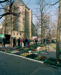 822452 Afbeelding van de zaterdagse bloemen- en plantenmarkt op het Janskerkhof te Utrecht; op de achtergrond het koor ...